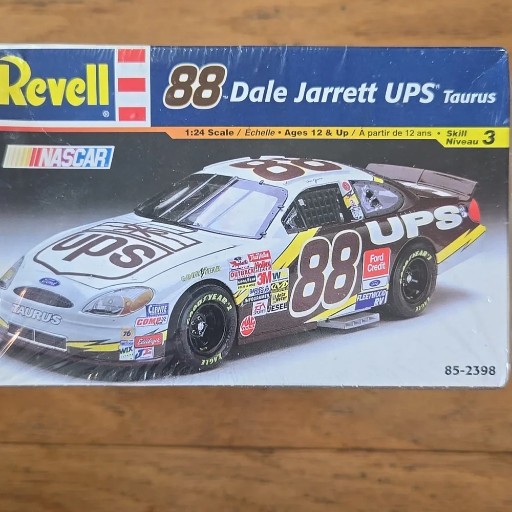 REVELL, 2002 L, Dale Jarrett UPS #88, Taurus, NASCAR , #85-2398, 1:24, USA, NIP - Picture 5 of 9
